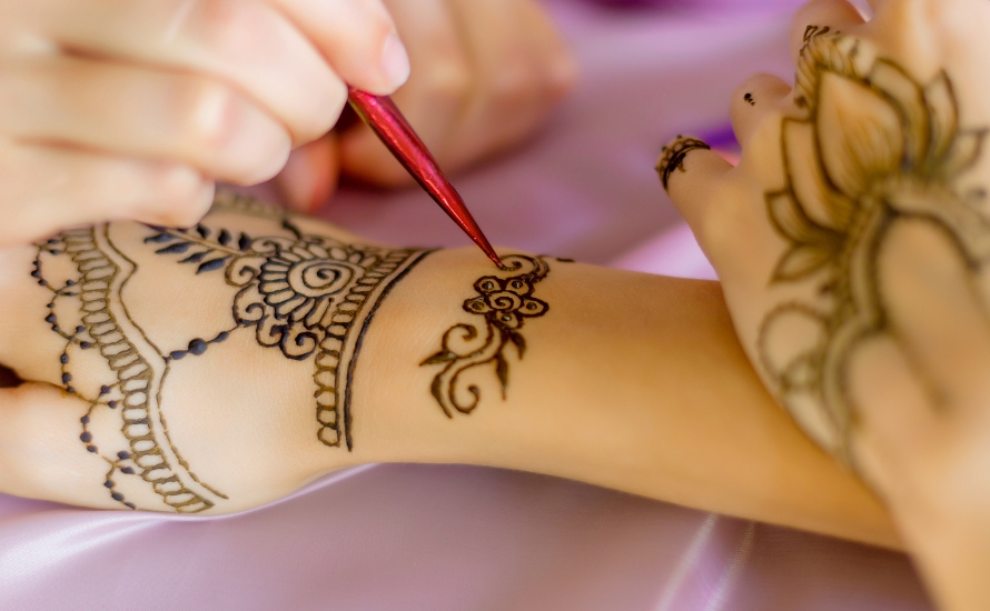 8b16e-booking-mehndi-artists.jpg